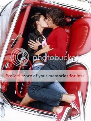 http://i144.photobucket.com/albums/r176/hotpinkeyeliner/kiss.jpg