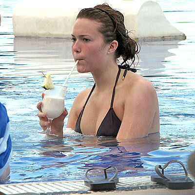 http://img2.timeinc.net/people/i/2007/specials/summer/getaways/mandy_moore.jpg